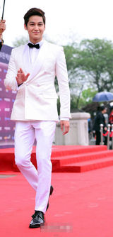 组图：金汎(金范)白色西装潇洒挺拔俊朗迷人