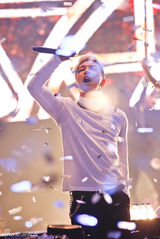 组图：BB三子火爆开唱圣诞夜 秀中文与粉丝互动