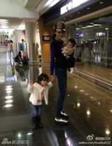 组图：陈浩民妻子晒儿女照 姐弟情深呆萌可爱