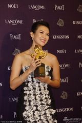 组图：章子怡凭《宗师》获影后拥抱王家卫