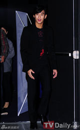 组图：韩星金秀贤参加活动 黑西装尽显绅士风度