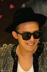 组图：GD拄拐开唱现场劲爆 个性服装抢眼