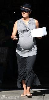 组图：哈利贝瑞街头购物 紧身薄衣凸显大肚