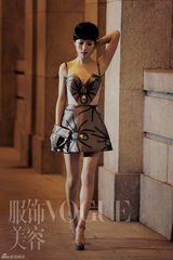 幻灯图： 江一燕登《VOGUE》 称敞开心扉去爱不孤独