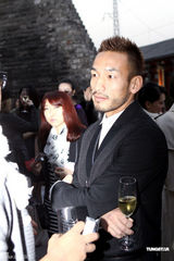 组图：马艳丽爱戴捧场时装秀 偶遇球星中田英寿