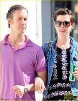 组图：海瑟薇与老公逛街 碎花短裙显春日风情