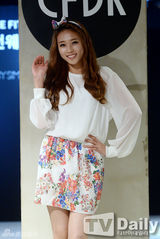 组图：Dal shabet秀彬走秀 黑裙妩媚优雅