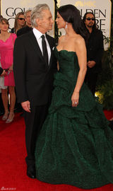 高清图：迈克尔-道格拉斯携娇妻凯瑟琳亲密亮相 