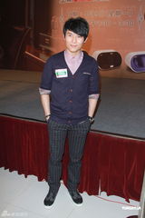 组图：苗侨伟赞黄日华女儿 弃股票改买黄金保值