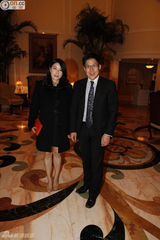 组图：霍启刚夫妇恩爱牵手 郭晶晶裸腿显苗条