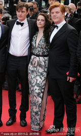 组图：暮光女戛纳走秀罩杯小难撑深V