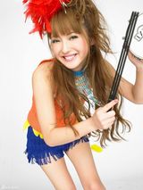 组图：佐佐木希玩变装秀 穿旗袍抱熊猫