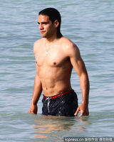 组图：球星法尔考海中爱抚娇妻 舔肚脐极度高调