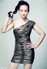 组图：杨婷婷打女写真曝光 性感帅气两肩挑