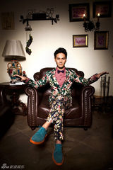 组图：丁子峻拍时尚大片深邃眼神演绎花熟男