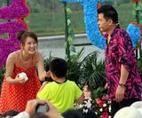 组图：毕福剑搂于文华表演泰坦尼克经典片段