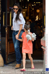 组图：小苏瑞橙裙抱娃娃出街见镜头皱眉露不爽