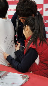 组图：韩星IU举办粉丝签名会 SBS《人气歌谣》夺冠