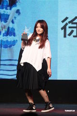 组图：林俊杰获票选人气男艺人 谢谢周杰伦相挺