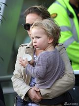 组图：波特曼抱子下飞机 小家伙害羞躲妈妈怀里