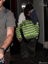 组图：梅根与老公现身机场 藏孕肚低调避狗仔