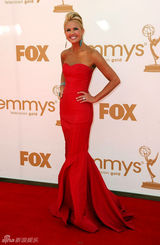 组图：艾美奖红毯 希-奥黛尔裹胸红裙明艳如火 