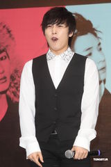 组图：SJ-M台北签唱会 兄弟情深互喂台湾小吃