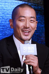 组图：河正宇寸头亮相《The Terror Live》发布