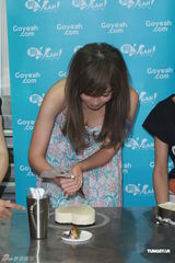 组图：傅颖低胸裙亮相 现场做蛋糕大秀事业线