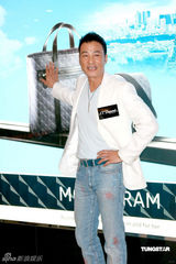 幻灯图：任达华收藏金银钻石打火机 被女儿强制戒烟