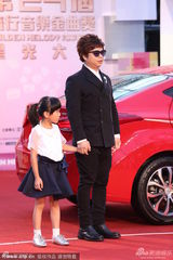 组图：盲人兄弟王俊杰戴黑墨镜牵小萝莉亮相