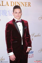 组图：郭晶晶产后出席慈善晚宴 大赞霍启刚辛苦