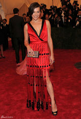 阿尔巴金色长裙赛缪斯 老牌美女波姬-小丝拄拐(图)