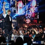 组图：韩国复活乐队等录音乐节目现场展现热情