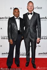 组图：阿德里安亮相晚宴 斯万克蕾丝礼服惊艳