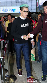 组图：BigBangTOP斯文亮相机场 赴釜山参加夜店派对