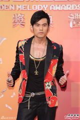 组图：周杰伦红黑西服亮相红毯 大走复古风