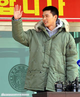 组图：韩国演员玄彬入伍现场 流泪表达谢意