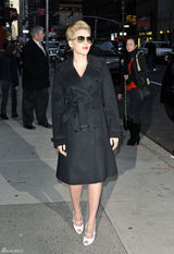 高清组图：斯嘉丽-约翰逊街拍LOOK黑色大衣有型