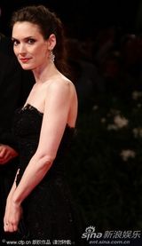组图：《冰人》首映 薇诺娜-赖德黑裙衬白嫩美胸