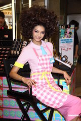 组图：林嘉绮霹雳娇妻装扮抢眼 与老公尚在蜜月期