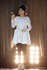 组图：Selina复出代言白裙黑丝袜亮相