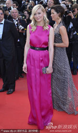 组图：邓斯特戛纳走秀紫红裙装简约亲切