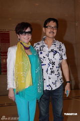 幻灯：拉姑笑容满面离开医院 谢霆锋留宿陪伴张柏芝