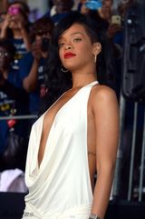 组图：蕾哈娜亮相电影首映礼 开胸露背性感十足