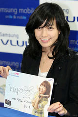 幻灯图：韩孝珠清新装扮现身首尔粉丝签名会