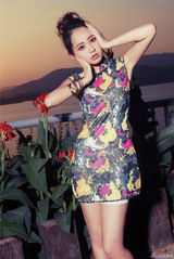 组图：孙耀琦户外写真曝光 展时尚复古风