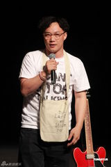 组图：陈奕迅现身卢凯彤音乐会 台上热吻