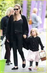 组图：朱莉携子女游玩 豪乳依旧真空激凸