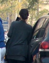 组图：孙红雷被曝与疑似女友外出 口罩墨镜行径低调